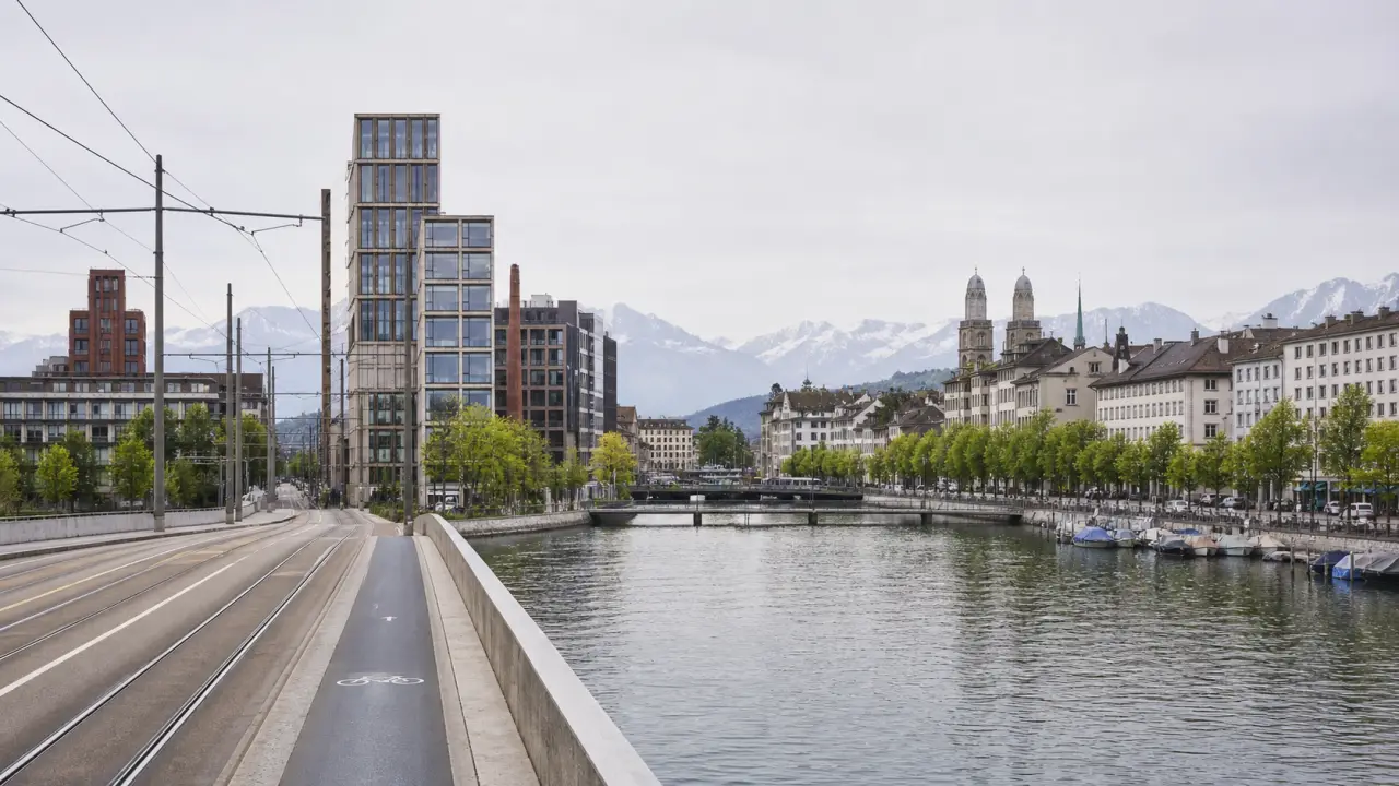 Composition de style international suisse montrant une architecture européenne moderne en béton et verre, avec contraste noir et blanc et forme géométrique rouge