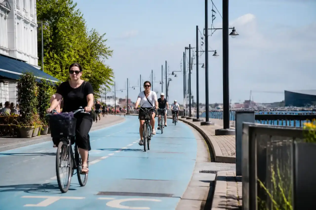 Piste cyclable à Copenhague, marquage au sol et architecture nordique contemporaine