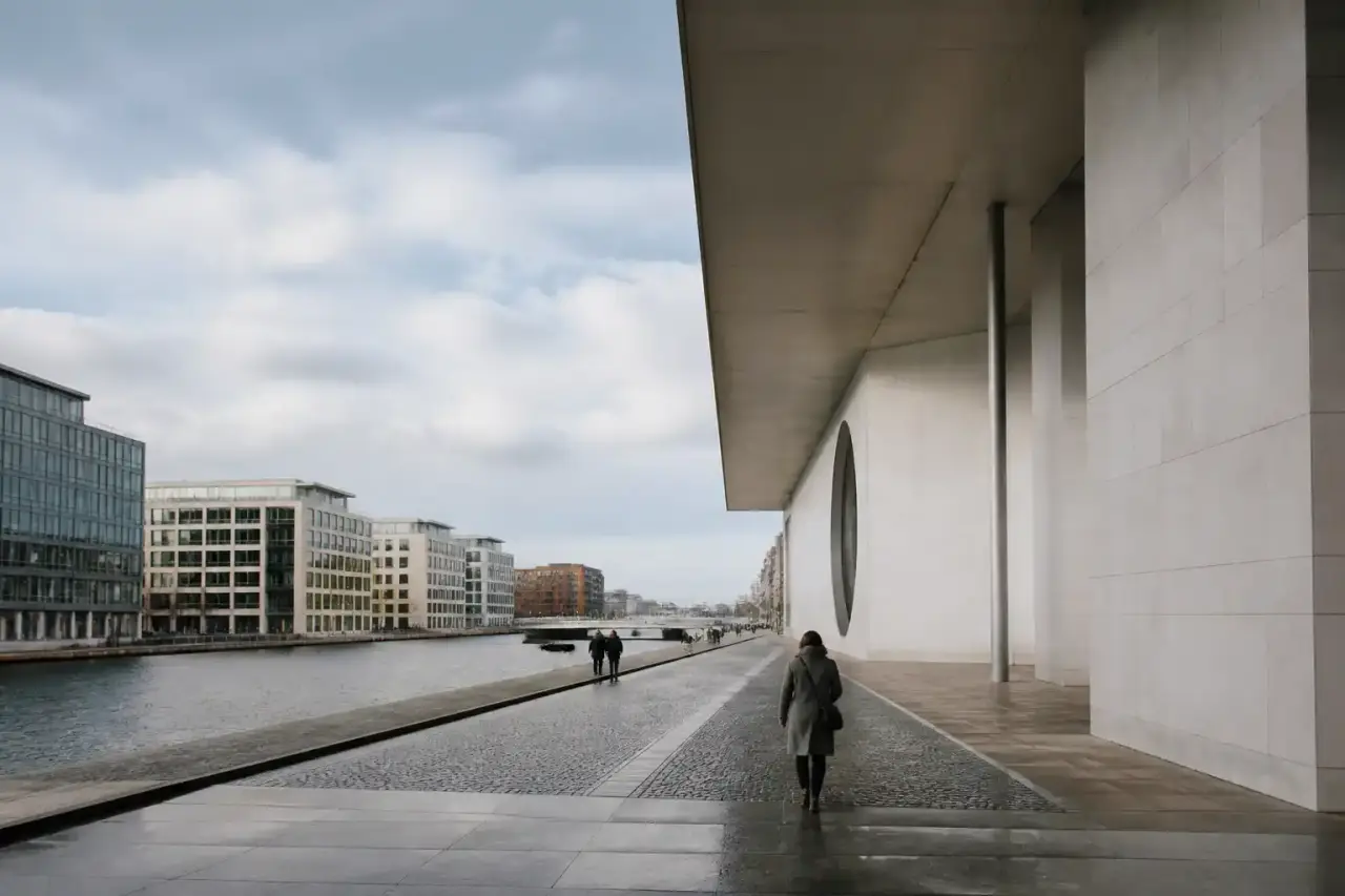 Architecture brutaliste et design suisse minimaliste à Berlin